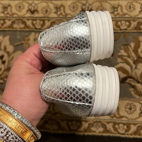 Comfy Aerosoles silver SALTWATER stretchy slip-ons 7.5 EUC - Picture 6 of 8